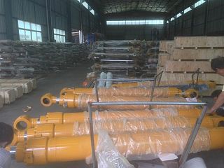 707-01-0A451: Гидроцилиндр рукояти